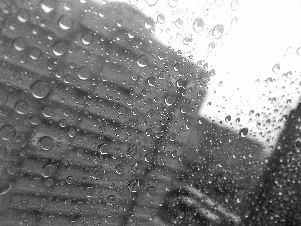 Дождь фото. Капли застучали. Картинки дождь на стекле грусть. Стук капель дождя.